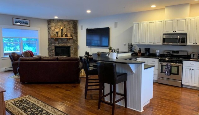 Luxury Ski In/Out Timbers Unit with Hot Tub and Amazing Views! in Carrabassett Valley