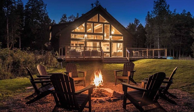 Luxury Tobermory Retreat: Modern Home and Hot Tub