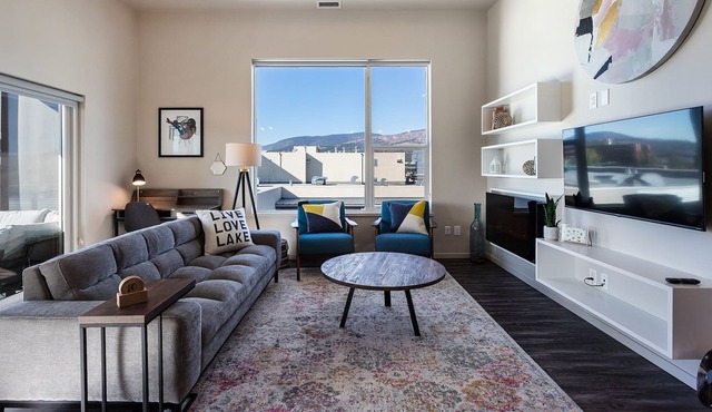 Luxury Top Floor 2 bdrm Condo in Downtown Kelowna