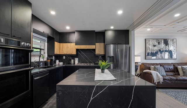 Luxury Toronto Stay with BBQ, Gazebo, Games & Parking