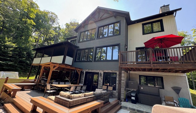 Luxury Tremblant Chalet Hot Tub Fireplace Firepit BBQ 7 min to Ski in Mont-Tremblant