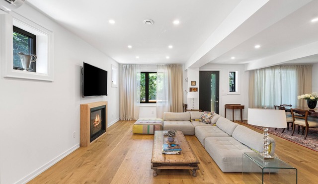 Luxury Trinity Bellwoods 4 bedroom/3 bath House