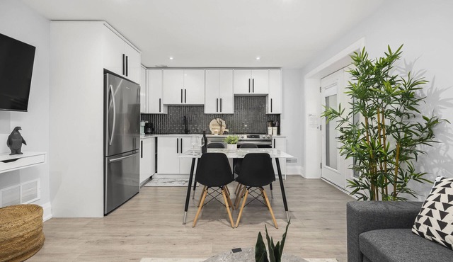 ☆ Luxury Unit - HEATED FLOORS, WORKSPACE, CENTRAL LOCATION & FREE PARKING ☆