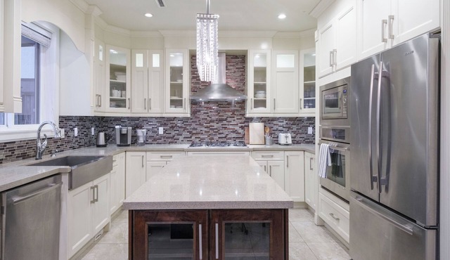Luxury Vancouver 5BR Stay | Near Downtown & YVR