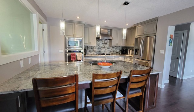 Luxury Varsity Home 2 Masters, Near UofC and Parks