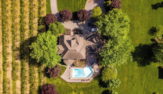 Luxury Villa with Pool & Hot Tub in Niagara Wine Country