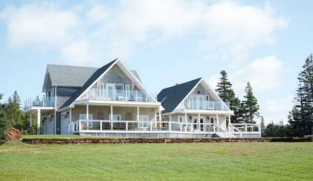 Luxury Water View Home With 2 Living Spaces, Hot Tub & Access To River