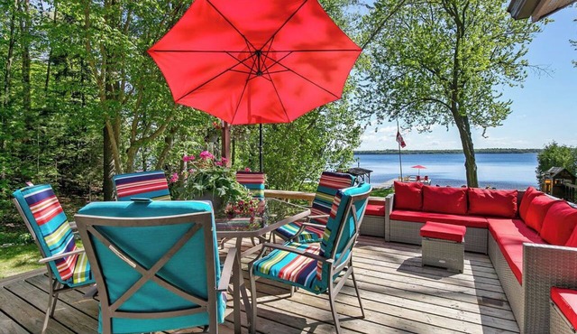 Luxury Waterfront Cottage on Pigeon Lake: Sandy Beach, Hot Tub, 5m to Bobcaygeon