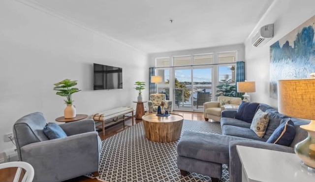 Luxury Waterfront Marina Condo in Downtown