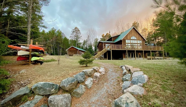 Luxury Waterfront Retreat, 4-bedrooms + bunkie and private dock, AC and Wifi