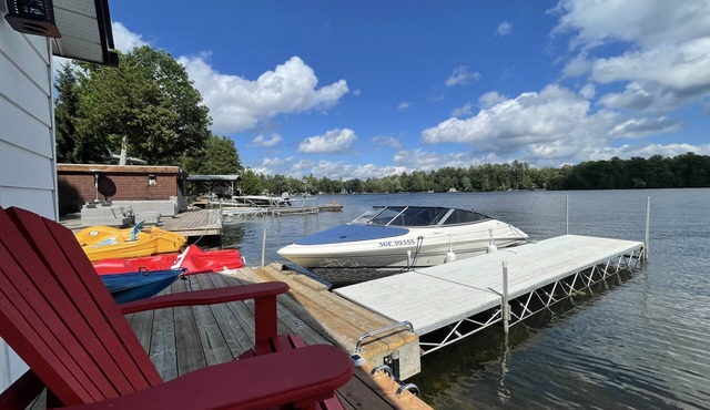 Luxury Waterfront Cottage with Swimming Pool, Hot Tub, Kayaks, Pedal Boat & Dock