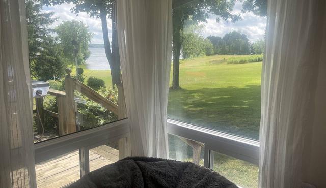 Luxury Waterfront Cottage with Swimming Pool, Hot Tub, Kayaks, Pedal Boat & Dock