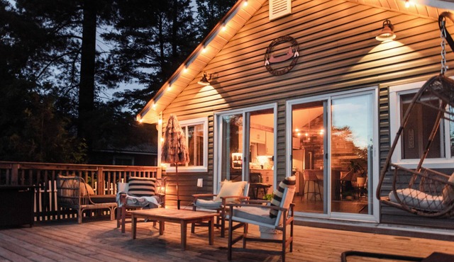Luxury Waterfront Cottage with Hot Tub in Downtown Washago, Ontario