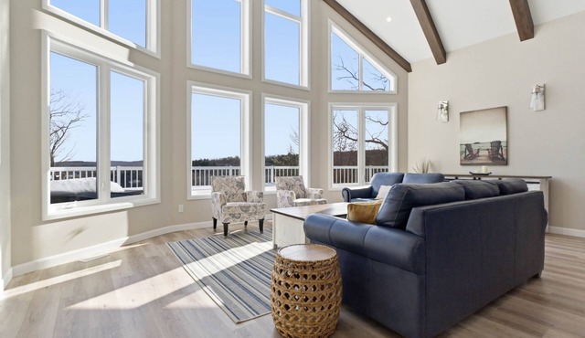 Luxury Waterfront Cottage on Little Doe Lake