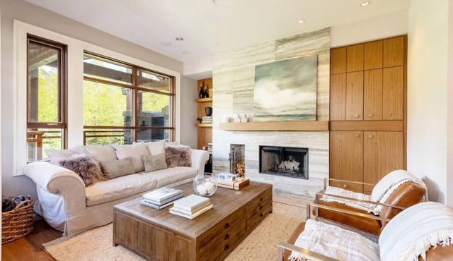 LUXURY Whistler Village 4BR-Sleeps 8,Hot Tub,Patio +BBQ, Near Valley Trail!