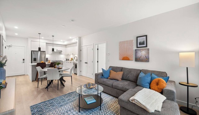 Luxury White Rock 2BR | King Bed | Sleeps 6| Parking