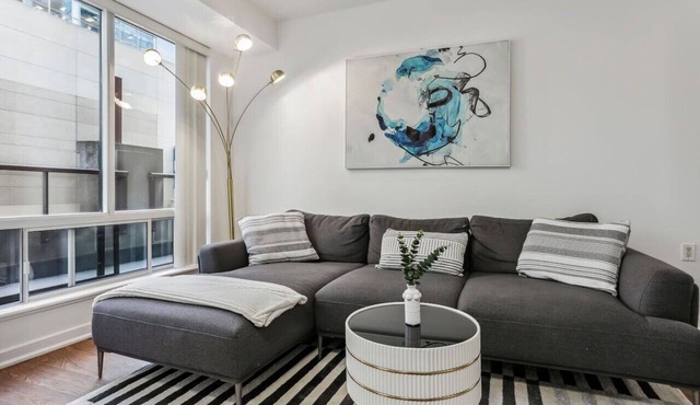 Luxury Yorkville 2bed 2bath 5 guests Parking
