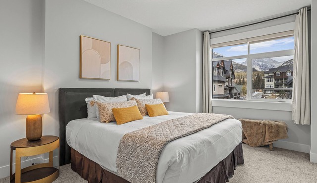 M3- Serene Canmore Retreat- A/C, Free EV Charge, 5BD, 4.5BT, Hot Tub, Mtn View