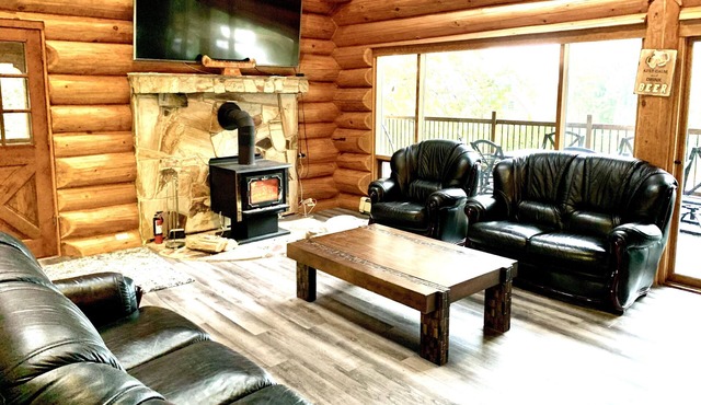 Magna Bay Hideaway- Semi Waterfront - Shuswap Vacations and Sledding Accommodation