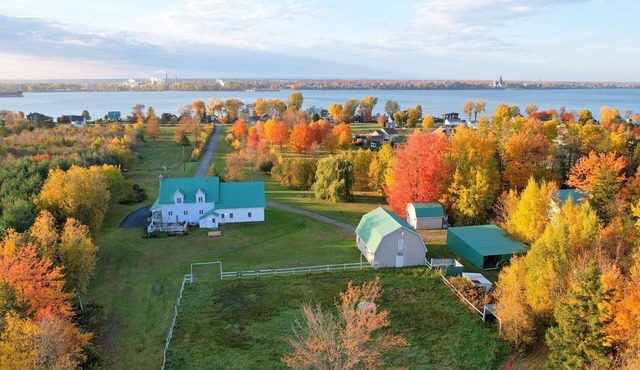 Magnificent Ranch-style estate with Spa, game room. 10min from Trois-Rivieres