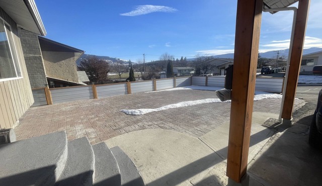 Main floor with own entrance, walking distance to downtown, 5 min from the beach