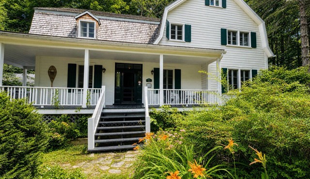 Maison du quai: Heritage Home 1878 with Hot Tub & Fireplace