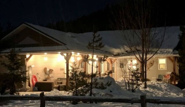 Manning Park Hideaway 3 Bdrms, Hot tub + Woodstove