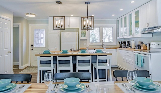 Marble Rock Retreat: Elegant Riverside Escape