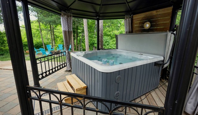 Marina Boutique - Cozy Rancher with HOT TUB! in Sturgeon Falls