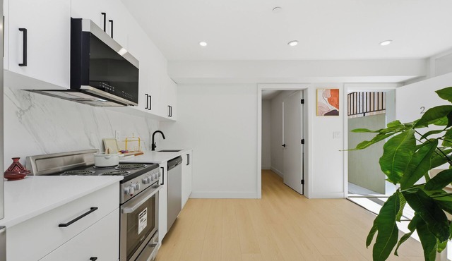 Marpole Modern Stay 2 BR Near YVR