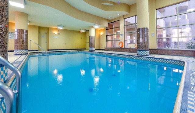 MASSIVE 2Bed 2Bath Bay St. Condo w. 2 Balconies/Patios & FREE Parking SLEEPS 7