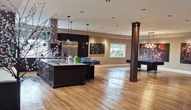 Massive Langley Villa for groups and weddings! Private banquet space on property