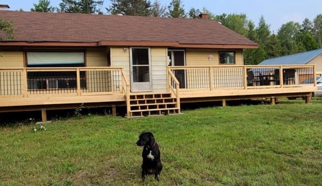 Michaels Bay Getaway -House/Cottage Rental on Quiet dead end road (housekeeping)