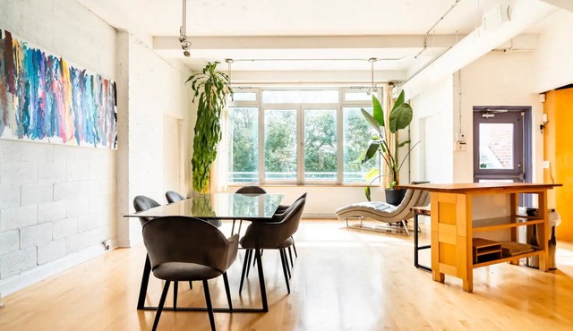 Mile End - Huge Bright & Modern Loft Suite - King Bed - Parking - High Ceiling
