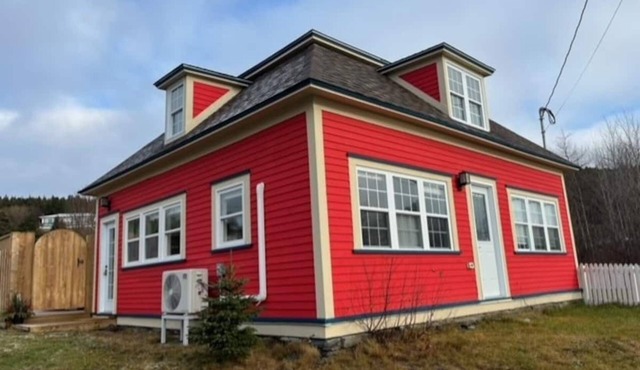 Millie's Bay Heaven - Historic Cottage on the Sea