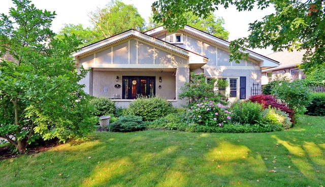 Mist & Vine Century Cottage at Niagara Canada