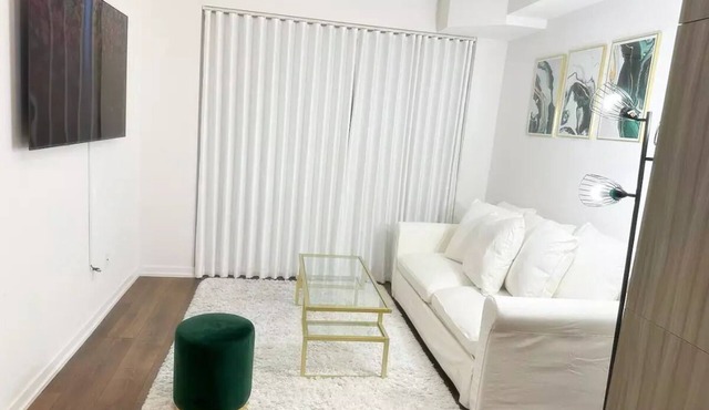 Modern 1+1 Condo Suite in Toronto + Free Parking!