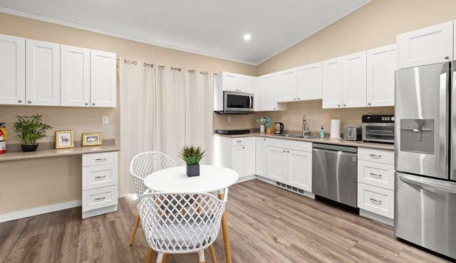 Modern 1 bed suite on Oceanfront Property, Parking