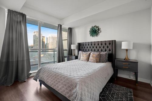 Modern 1Bd & Den Condo with Balcony Lillian St
