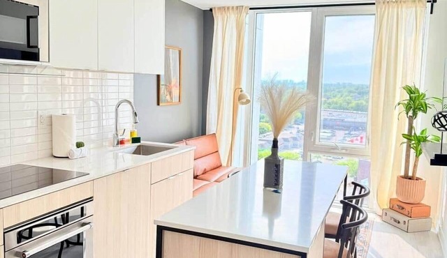 Modern 1BR Condo in Port Credit – Steps to Lake