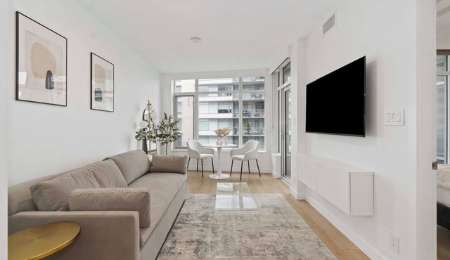 Modern 1BR Condo near Seawall & SkyTrain-walking distance to MAJOR INTERNATIONAL SPORTING EVENT