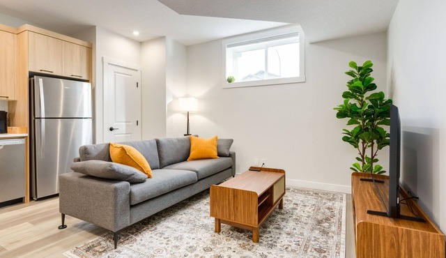 Modern 1BR Suite |Private Entry|Full Equipped Kitchen| Banff Access
