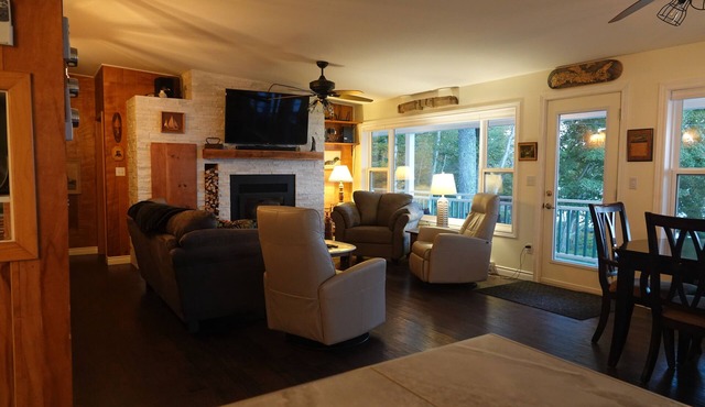 Modern 2-bedroom lakefront cottage