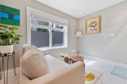 Modern 2BR 2BA Vancouver Suite