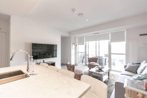 Modern 2BR Getaway with Balcony, BBQ and Parking