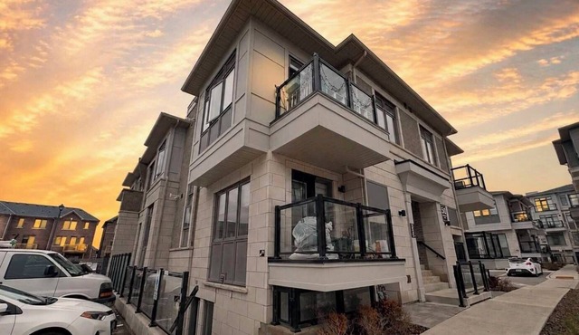 Modern 2BR Suite | Near Airport | Free Parking | Easy Access to Downtown Toronto