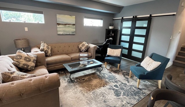 Modern 3 bedroom luxury retreat! Wine bar, upper deck, lower patio!