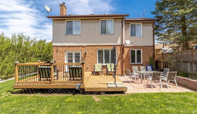 Modern 3 level private home with 5 rooms