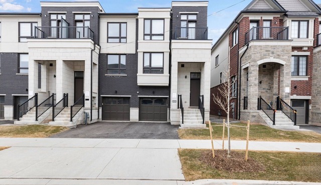 Modern 3-Story 4BR Townhome with Parking
