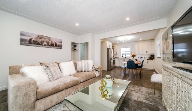 ☆Modern 3BDRM Home☆King Bed★Central🗲Wifi✔Clean!